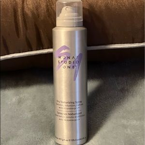 Monat texturizing spray
